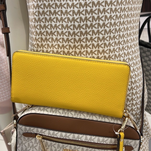 Michael Kors Jet Set Travel Large Travel CONTINENTAL 
BUTTER NWT - Picture 7 of 16